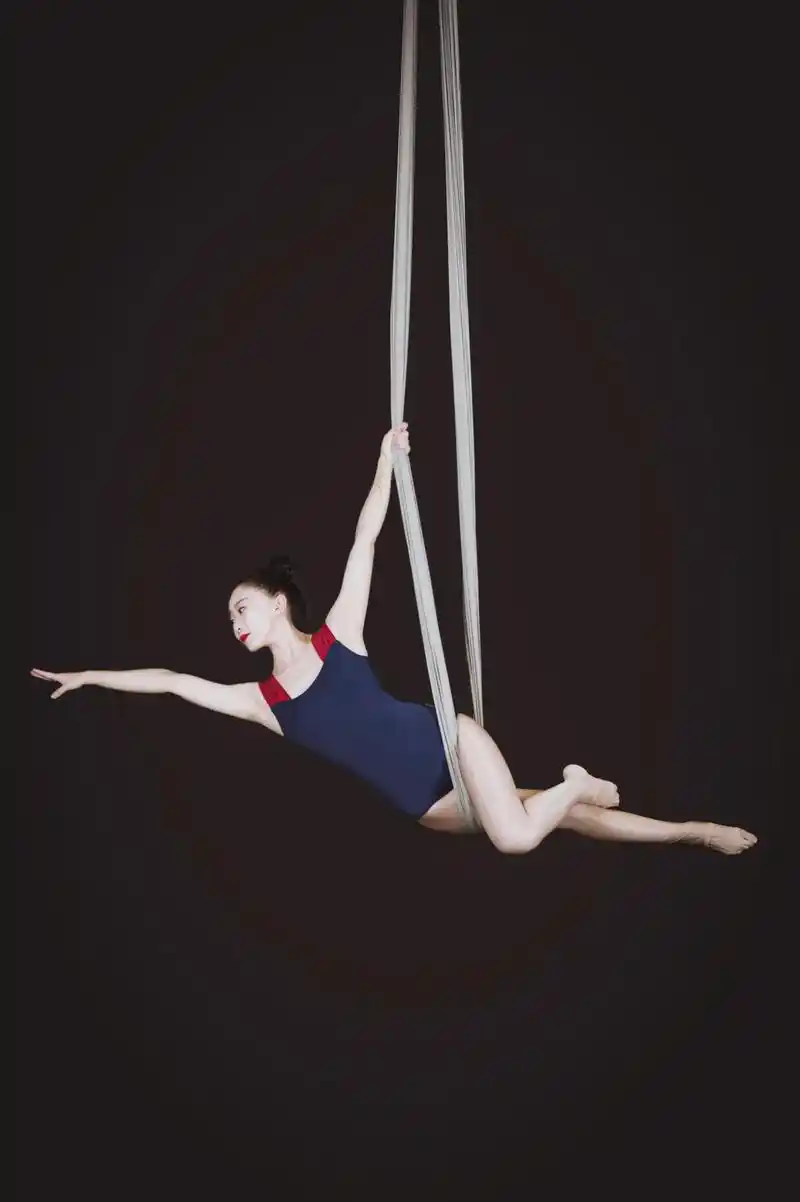 "尖锐和愤怒都很轻松,温柔和强大才难得"#空中瑜伽 #好身材 - 抖音