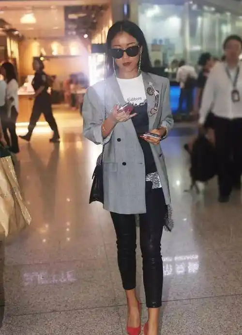 原创31岁吉克隽逸不输时尚界陈志朋,短裙外搭红外套,双马尾太拉风