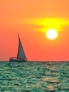 日出时的帆船剪影图片