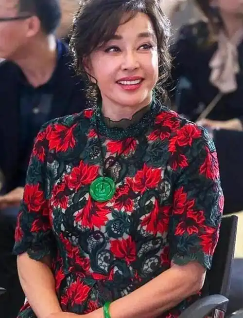 超越年龄的时尚风范:刘晓庆展现老奶奶妆容的魔力!