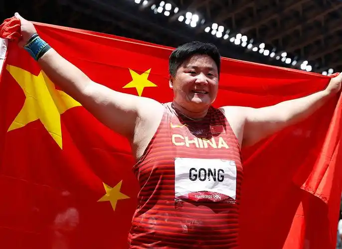 东京奥运会一掷牵金创历史四朝元老终圆梦记女子铅球奥运冠军巩立姣