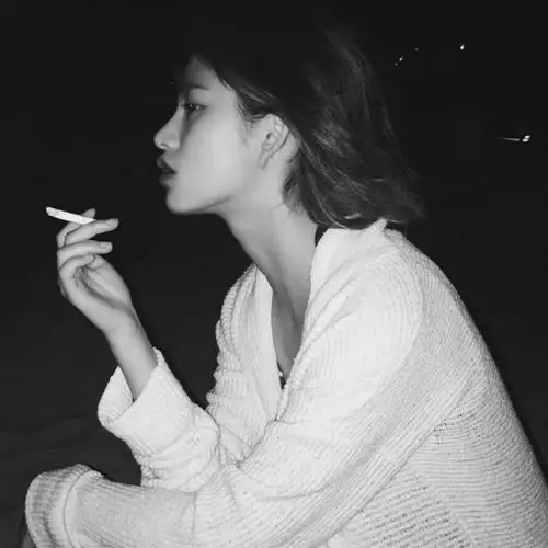 黑夜吸烟女人_黑白女生头像图片_扣扣居