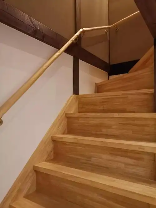 楼梯的栏杆也比较有设计感,是直接由实木打磨后制成,保留了树枝本身的