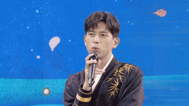 李现拿话筒的姿势##快乐大本营