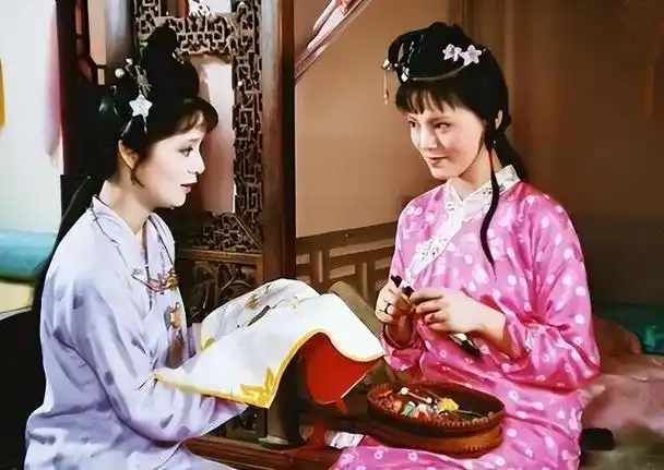 87版红楼梦这四位妆容加持的演员,原本平平无奇,上妆后光彩照人