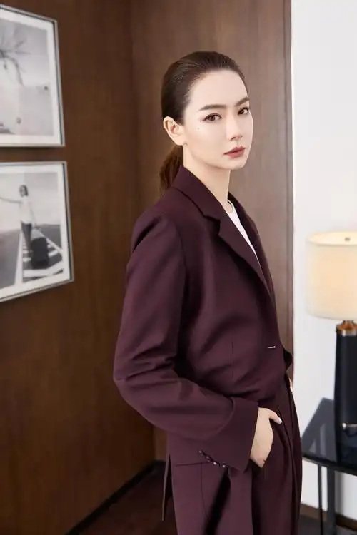 贵圈不少女明星就是西装的"真爱粉",比如戚薇,作为一个走在时尚界前沿