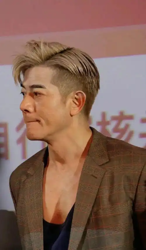 58岁郭富城近照曝光!染金发眼神浑浊,胸前有斑点被质疑是老年斑