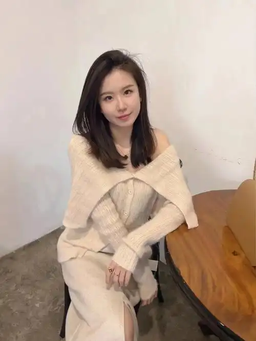 这是我的亲妹妹一个妈妈生的很多人说不像