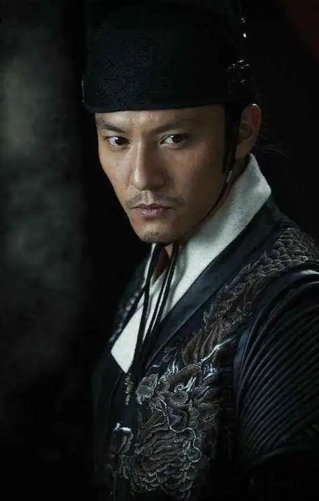 电影绣春刀中,主角沈炼武功不算高强,但是他实战经验丰富,善于利用