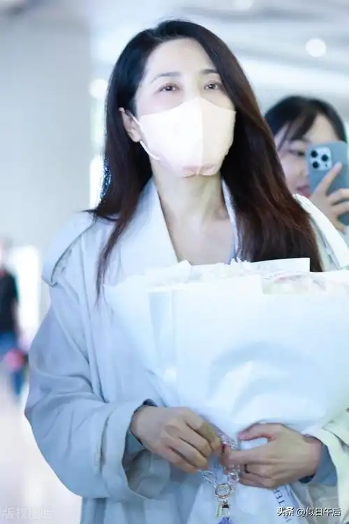 曾黎现身北京机场,身穿浅色风衣简约大方