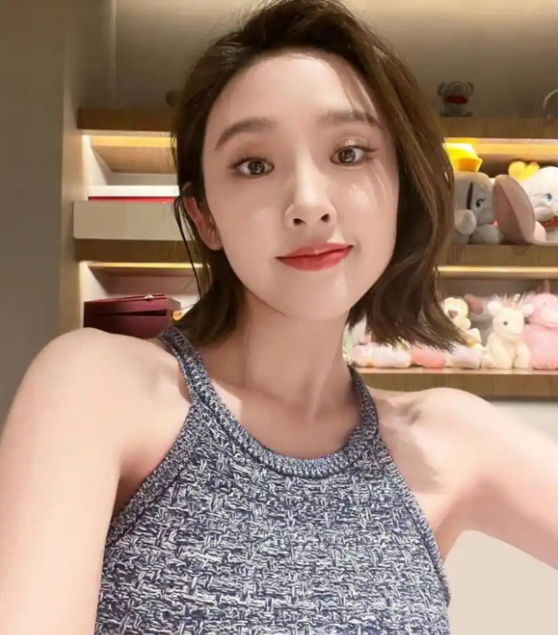 唐艺昕随拍,飘逸短发搭配清爽风穿搭,春日氛围超强,真的好美好清新!