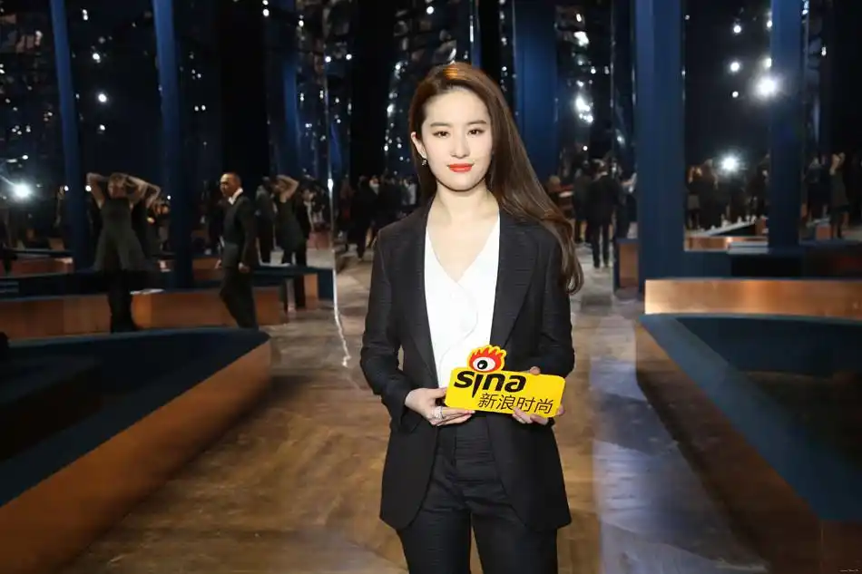 刘亦菲dior新品发布会帅气西装图片