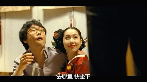 韩国人性大片《蚯蚓》,女孩躲进芦苇地,却被女同学拍了下来!