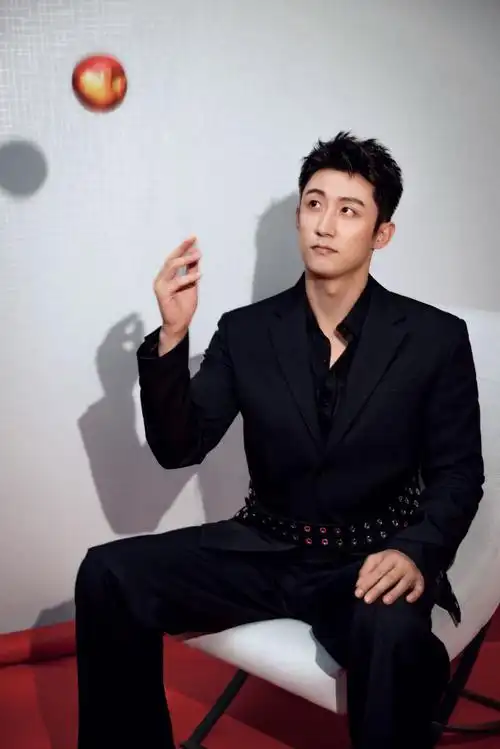 了#好久没见这么精致的黄景瑜了,立体又精致的五官,属实帅气满分,怼脸