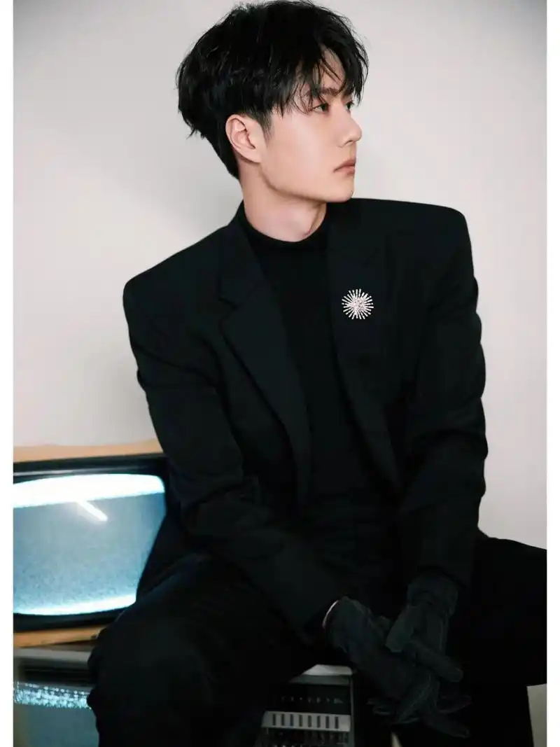 王一博帅气造型 身着 2023秋冬系列黑色长款西服套装,搭配同色高领