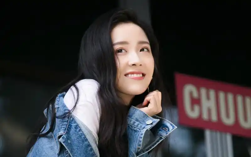 王艺瑾牛仔外套甜酷桌面壁纸