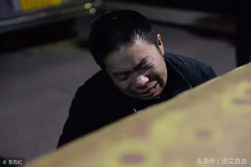 男人下跪6幅图催人泪下人生诸多无奈和心酸尽在一跪之中