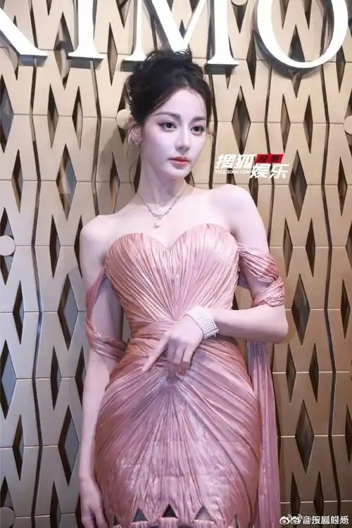 迪丽热巴登《时尚芭莎》金九封面,古典发型引发全民热议!