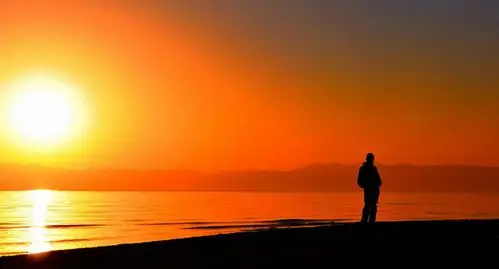 求一张图片,黄昏的背景,然后有人,人只是一个黑影的那种,谁有给我一张