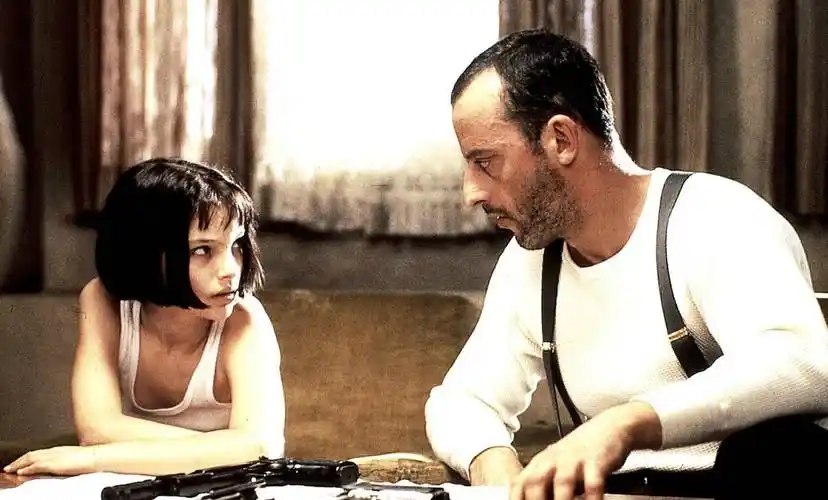 校面赛电影《这个杀手不太冷》是法国导演吕克·贝松执导的经典动作片