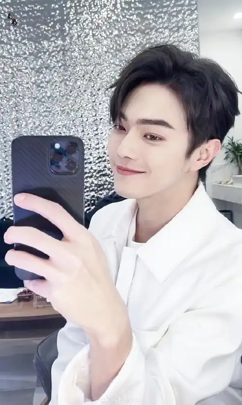 许凯开工自拍照##许凯雪鹰领主