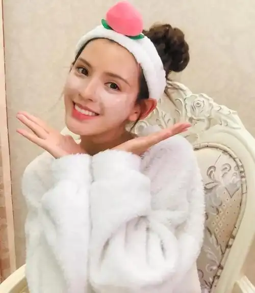 张予曦仗着有颜任性,当众直播卸妆,看到素颜长相让我跪了!