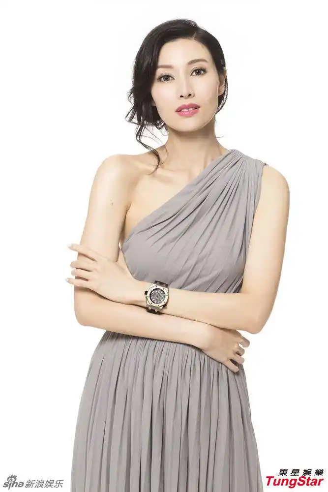 李嘉欣代言展熟女风情 嫩肤红唇美艳