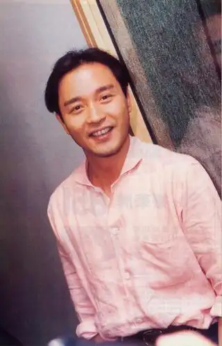 张国荣旧照曝光!与吴君如相拥对视关系超好