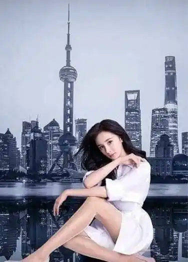 33岁杨幂真敢穿,新策划凹造型太狠腿长堪比超模,丝袜镶钻太豪气_时尚