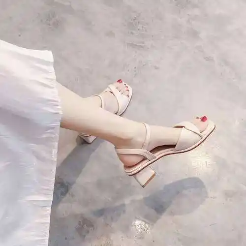 中跟气质高级感一字带凉鞋夏季女款粗跟法式夏天简约配裙子高跟鞋