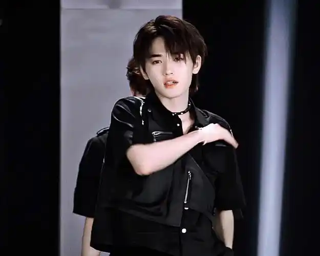 宋亚轩腰好细啊