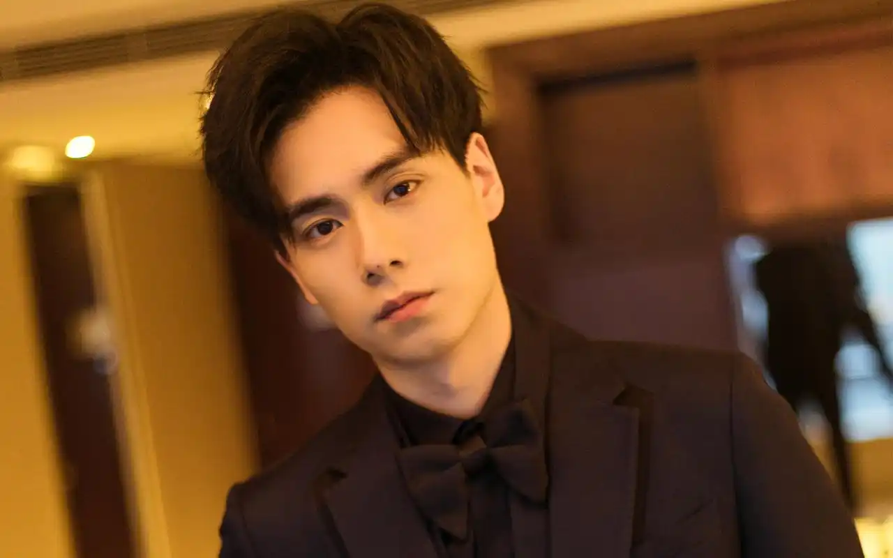 胡一天帅气西装高清写真图片桌面壁纸