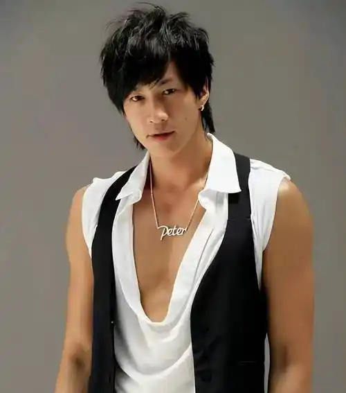 46岁何润东近照曝光,身材壮硕肌肉明显,小7岁妻子罕出镜_偶像_照片