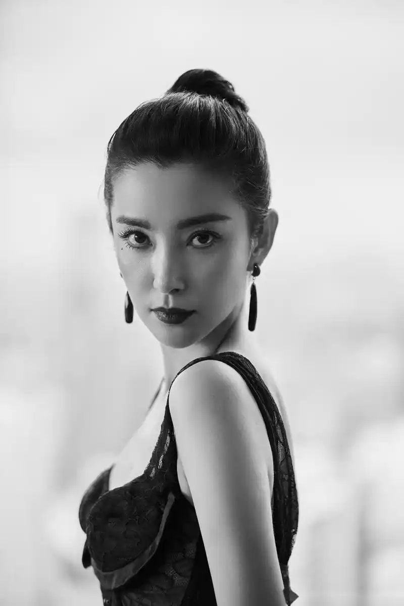 流光盛宴,暗夜耀眼 ,老大李冰冰一袭蕾丝透视装出席智族gq十年盛典