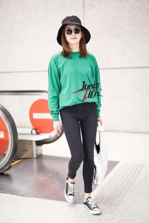 江疏影穿紧身裤现身网友漫画腿太好看了