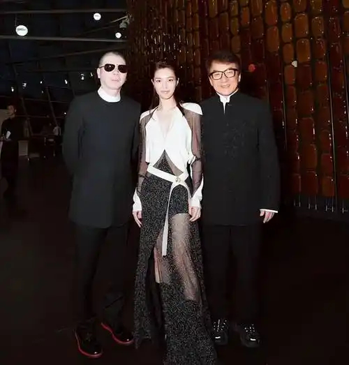 她被冯小刚捧红,成龙接着捧,接着推荐给洪金宝,被各大佬钟爱_钟楚曦