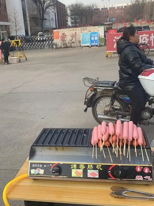 摆摊卖脆皮烤肠第五天