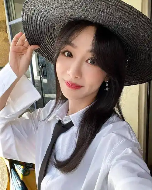 起落平安哦@杨紫,明天见,最近行程真的是马不停蹄啊,回家能不能好好