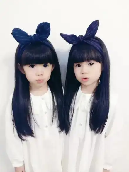 有这样一对萌萌哒的双胞胎女儿一定是一件特别幸福的事情,这一对叫做