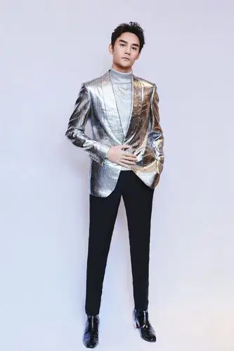 王凯身穿银色西装搭配黑色漆皮靴分外闪亮