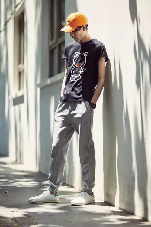 去购买 yondeman圆领t恤 适合场合:和女友逛街,运动,休闲 搭配2:潮流