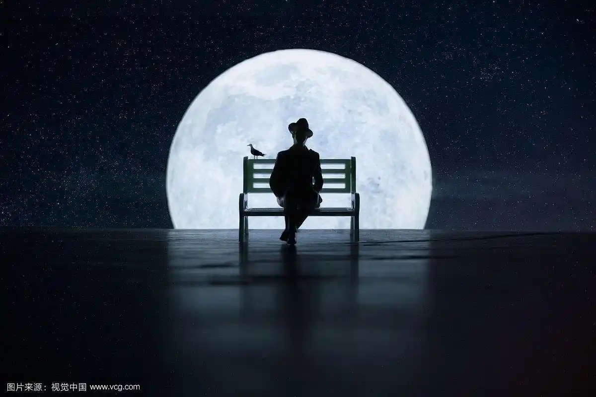 满月下独自等待的男人