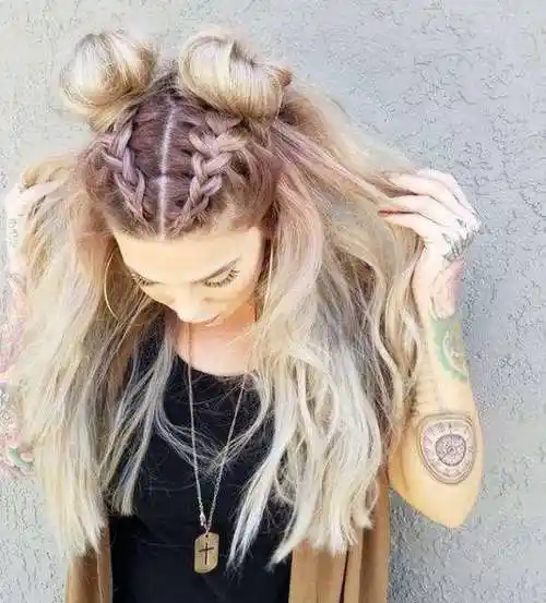 两侧编发的马尾发型,扎上精致的丝巾装饰,时尚洋气还减龄,美美出街凹