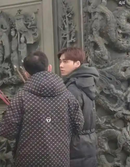 李易峰寺庙祈福照曝光:黑袄中分显驼背,退圈后状态引关注_网友_明星