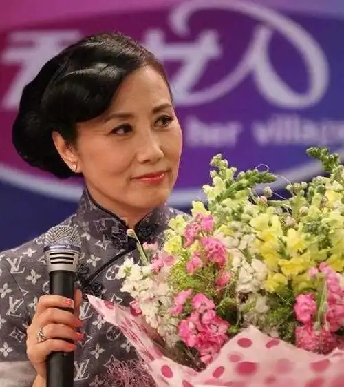 汪明荃现状引热议头发黑亮茂密手指如剥葱完全不像已经76