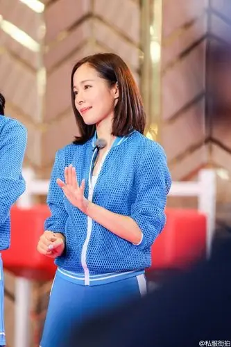 私服街拍# 江一燕连续八年每年都去支教,她的摄影作品更是入选国家