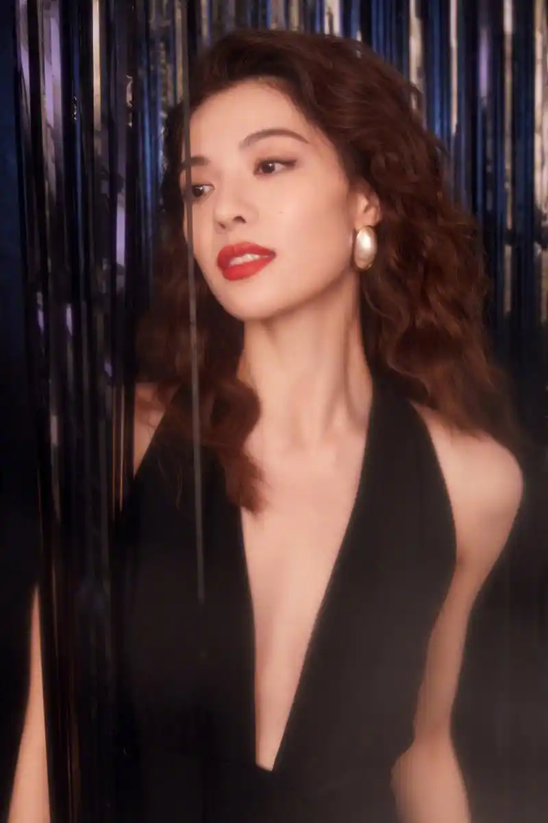 时尚星推官# 钟楚曦跨界歌王舞台造型来袭,复古港风范儿太绝美上线