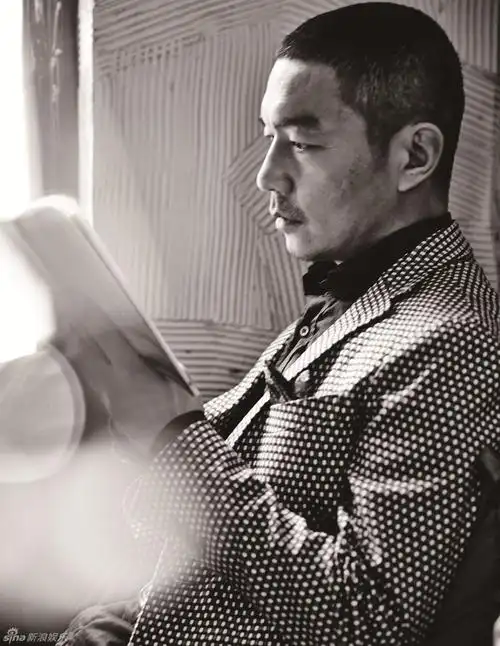组图邢佳栋硬汉大片西装入境展绅士魅力