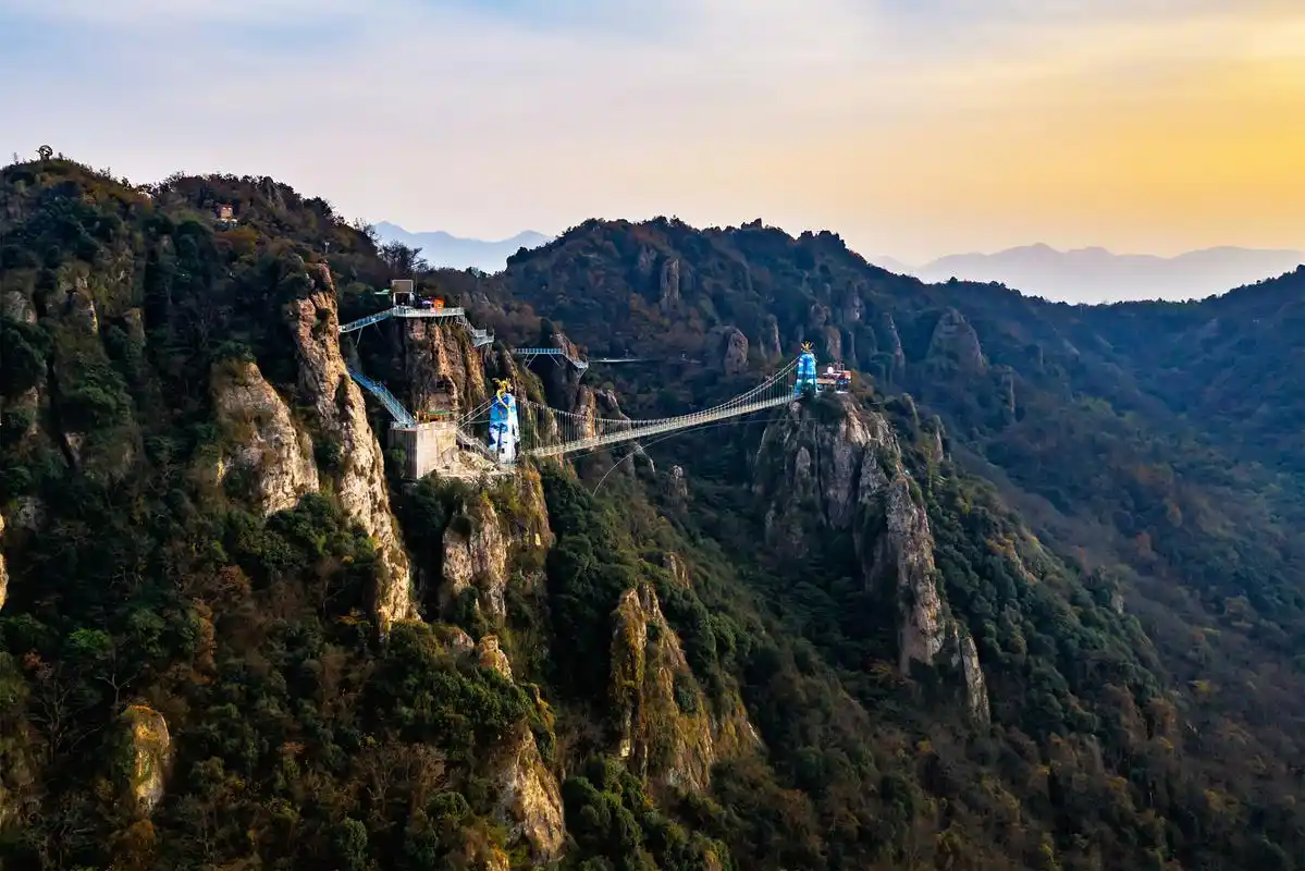 欢迎各位来到马仁奇峰风景区,这个被誉为"江南第一峰"的壮丽景区.