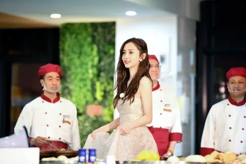 angelababy《奔跑吧》穿nicole felicia婚纱 梦幻亮片裙美出新高度